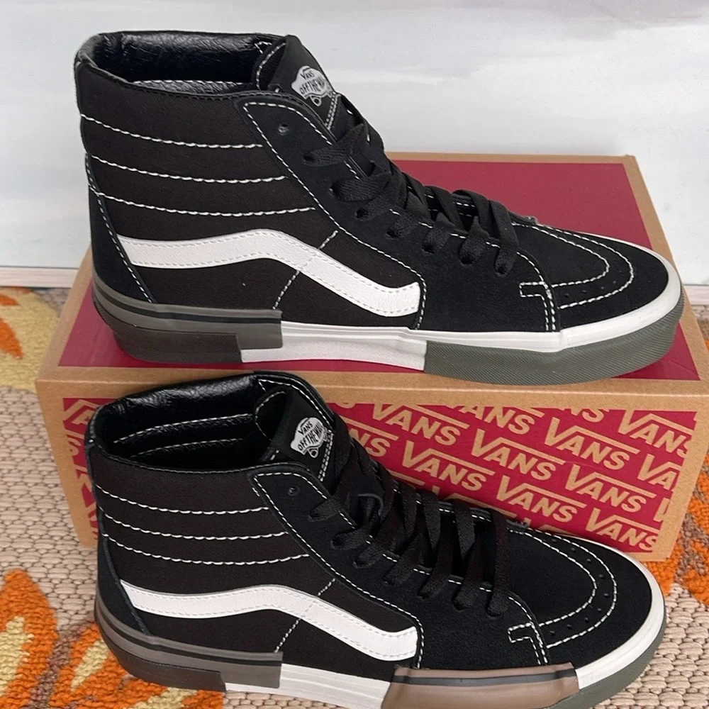 Vans WMNS Sk8-Hi Rearrange Utility Block Black
VN000CRMBLK
Sneakers - Picture 15 of 16